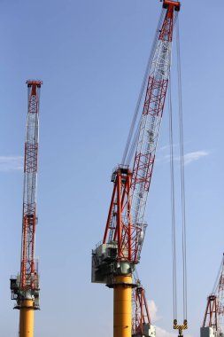 Vinç ve şantiye manzarası