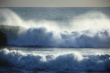 Deniz dalgaları kıyıda kırma     