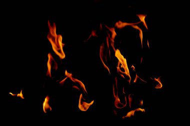 Yangın alevleri siyah arkaplanda izole edildi