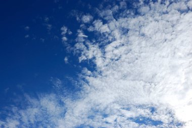 Beyaz bulutlu güzel mavi gökyüzü doğa arkaplanı               