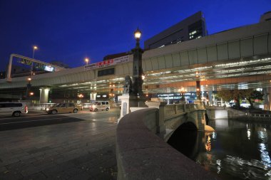 Chuo, Tokyo, Japonya 'daki Nihonbashi köprüsünün gece görüşü