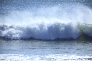 Sahilde güzel deniz dalgaları       
