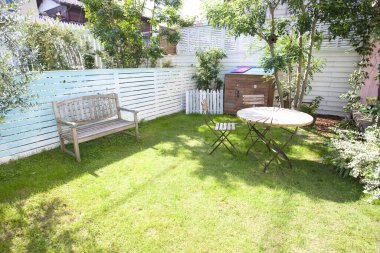 Modern Japon evinin güzel bahçesinin manzarası.