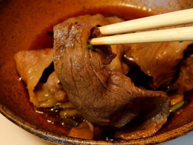 Japon yemeği, domuz eti ve sebzeli sıcak tencere.