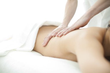 sırt masajı sahip genç bir kadın 