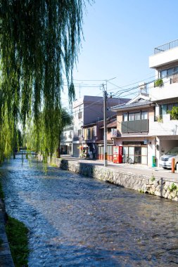 Japonya 'nın Kyoto kentindeki Kamogawa nehri boyunca geçiş binaları.