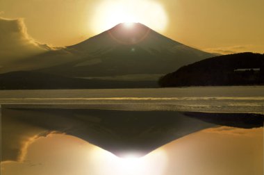 Güneş gölün üzerinde doğuyor ve Fuji Dağı, Japonya 