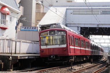Tren demiryolunda ilerliyor.