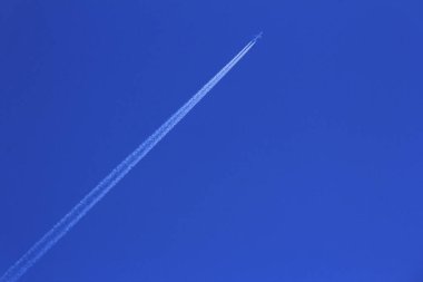 Masmavi gökyüzünde uçan uçak