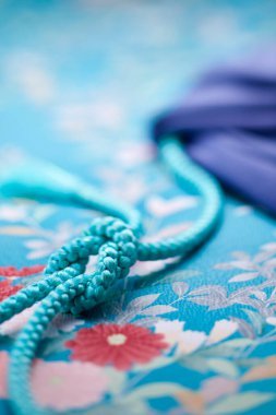 Çiçek desenli ve telli renkli kumaşın yakın çekimi