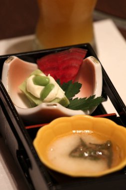 Geleneksel Japon aperatifleri dekoratif seramik yemeklerde servis edilir.
