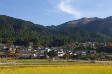Renkli dağlarda köy, gündüz manzarası