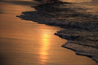 Kumlu deniz kıyısında güzel bir gün batımı        