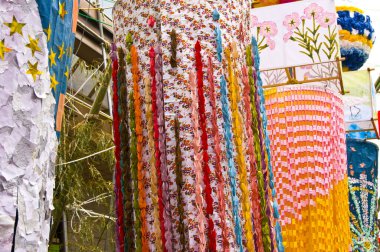 Japonya 'nın Sendai kentinde düzenlenen ve aynı zamanda Yıldız Festivali olarak da bilinen Sendai Tanabata Festivali sırasında renkli süslemeler                 