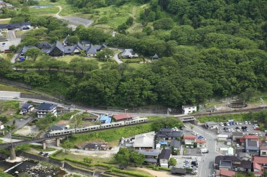 Güneşin altındaki şehir manzaralarının bir temsili..