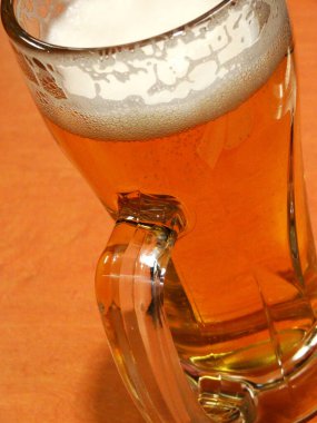 Arka planda bir bardak soğuk bira, kapat.