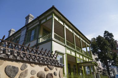 Şehirdeki eski ev manzarası