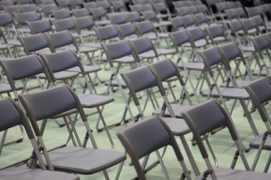 Konferans salonunda boş gri sandalyeler