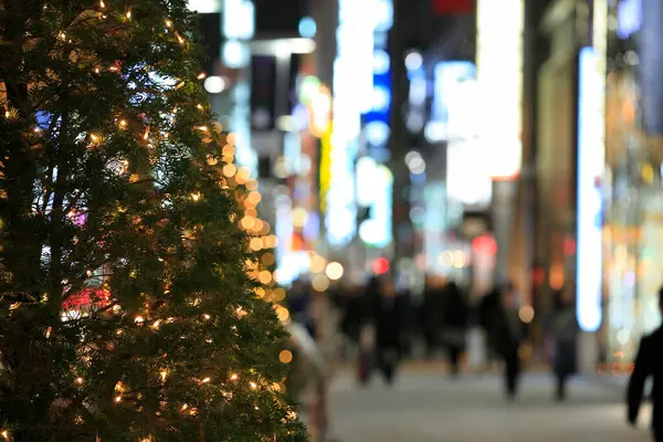東京の通りにあるクリスマスツリー — ストック写真