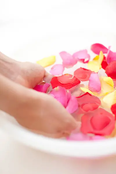 Frau Hält Ihre Hände Schale Mit Wasser Und Rosenblättern — Stockfoto