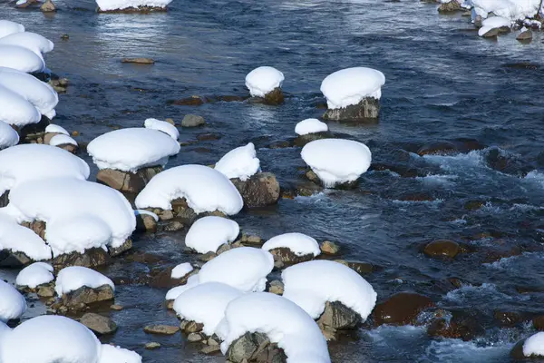 Piedras Cubiertas Nieve Río — Foto de Stock