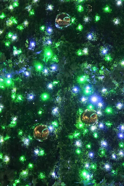 夜の緑のライトが付いている美しいクリスマス ツリー — ストック写真