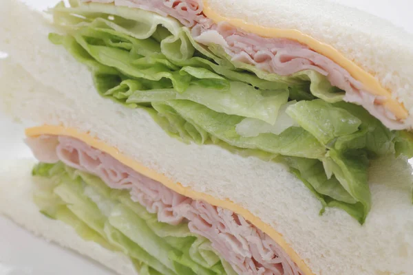三明治 背景为火腿和奶酪 — 图库照片