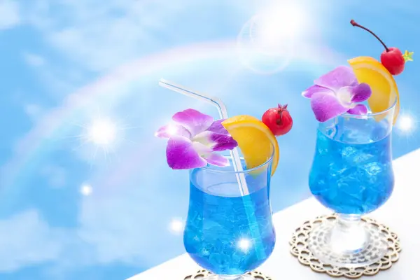 Glasögon Och Cocktails Med Blommor Bakgrunden Poolen Med Solstrålar Och — Stockfoto