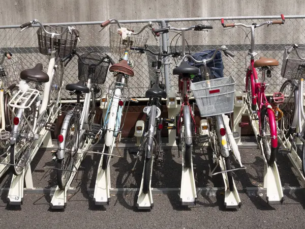 Πολλά Ποδήλατα Σταθμευμένα Στην Πόλη — Φωτογραφία Αρχείου