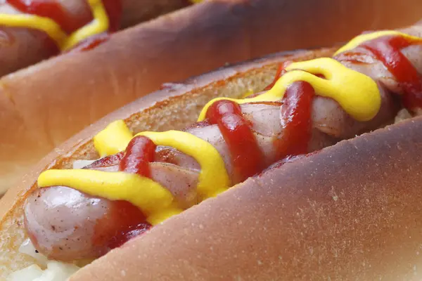 Widok Bliska Smaczne Hot Dogi Ketchupem Musztardą — Zdjęcie stockowe