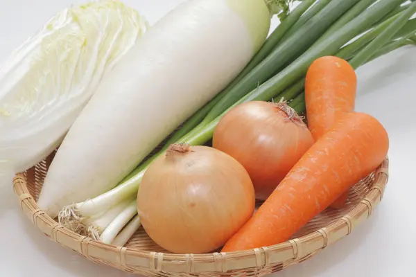 Korb Mit Gemüse Wie Möhren Zwiebeln Chinesische Rüben Und Napa — Stockfoto