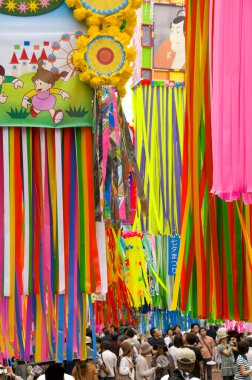 İnsanlar ve dekorasyonlar Tanabata Festivali 'nde, Japon yaz festivali olarak da bilinir..                     