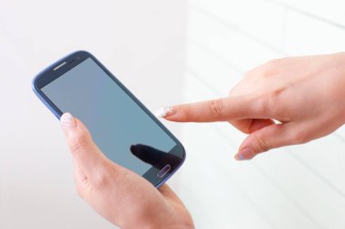 Akıllı telefonu elinde tutan kadın, kapat. 