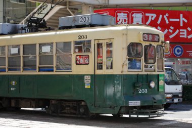 Tramvay şehrin caddesinde ilerliyor..