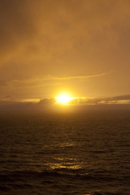 Okyanusta güzel bir gün batımı