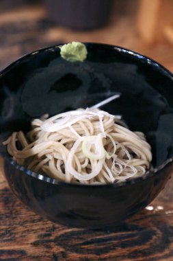 Domuz etli ve soğanlı erişte, yakın çekim.