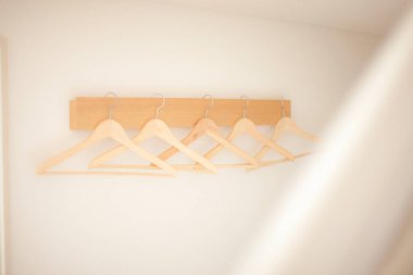 Askı beyaz duvarda asılı.