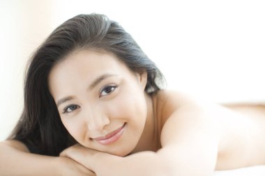 Genç bayan evde dinleniyor.