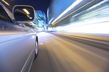 Araba gece yolda gidiyor. Hareket bulanıklığı