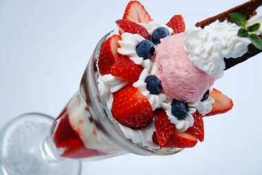 Çilekli dondurma ve camlı krema.