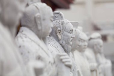 Karmaşık detayları olan yıpranmış heykeller, Asya