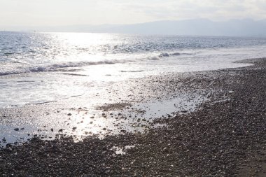 Güneşli bir denizde güzel bir sahil.