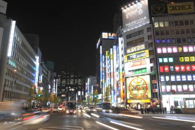 Tokyo, Japonya 'da binaları ve insanları olan modern şehir manzarası. 