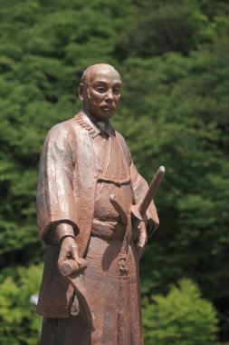 Parktaki tarihi taş heykel manzarası