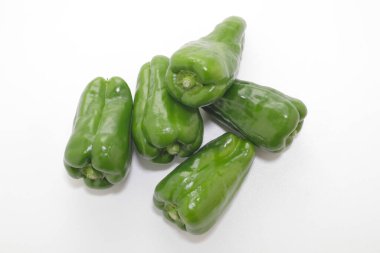 yeşil biberler beyaz arkaplanda izole