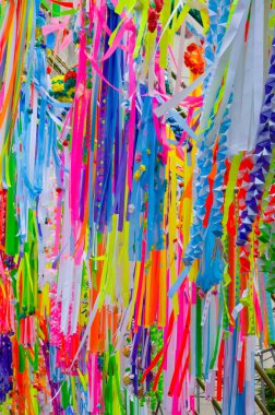 Japonya 'nın Sendai kentinde düzenlenen ve aynı zamanda Yıldız Festivali olarak da bilinen Sendai Tanabata Festivali sırasında renkli süslemeler                 