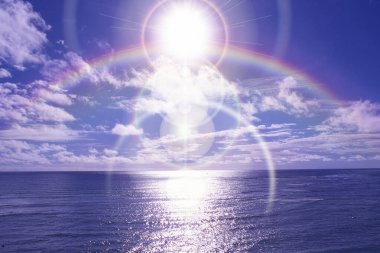Güzel gökkuşağı ve mavi deniz dalgaları            