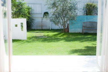 Modern Japon evinin güzel bahçesinin manzarası.