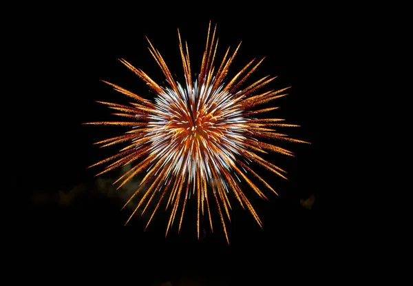 karanlık gökyüzü arka plan üzerinde renkli havai fişek            