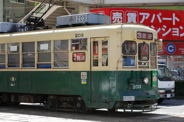 Tramvay şehrin caddesinde ilerliyor..